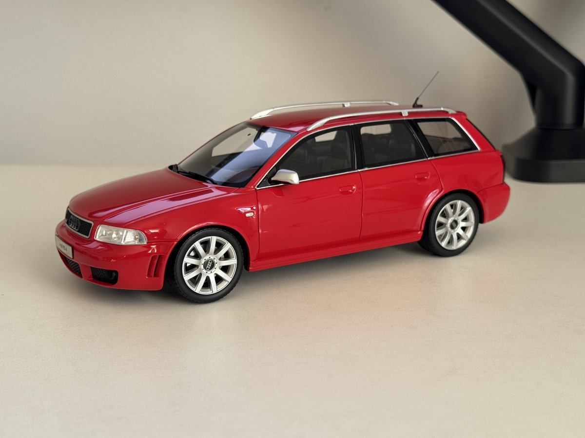 Audi RS4 B5 1:18 Otto Mobile OT1026